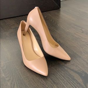 Must have in your closet: Nude Pumps
